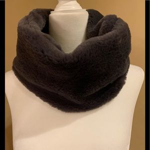 Banana republic gray platinum faux fur Infinity scarf winter fashion trending